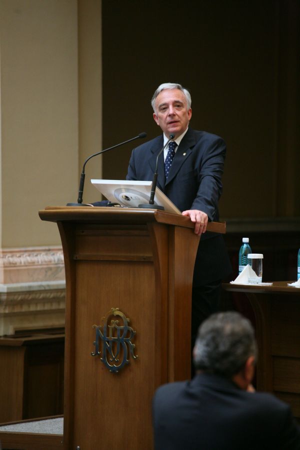 "Funcţionarul bancar este prost plătit, supraîncărcat şi insuficient educat"
