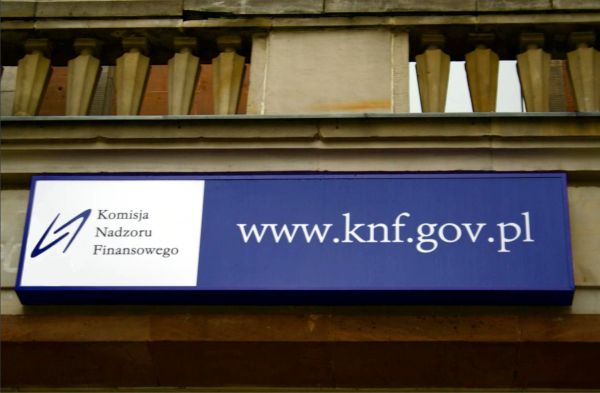Şapte foşti angajaţi ai ASF Polonia, reţinuţi de Procuratură