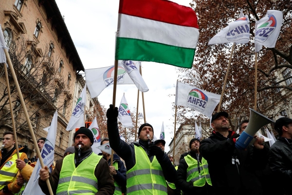 Protest la Budapesta împotriva aşa-numitei "legi a sclaviei"