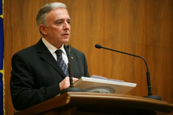Mugur Isărescu