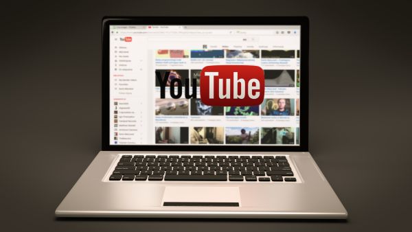 YouTube a "ras" zeci de milioane de clipuri video