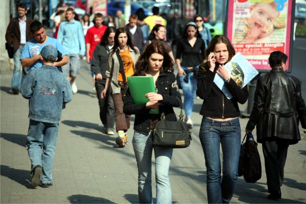 Agenţii schimării sunt şi tinerii care ştiu sau simt că nu doresc să urmeze drumul nedemn al atâtor contemporani seduşi de facila îmbogăţire materială ilegală sau doar imorală.