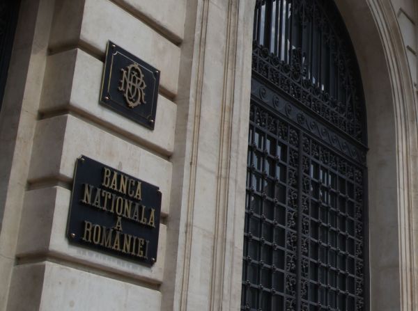 Nefinalizarea proiectului de buget şi noile taxe amplifică incertitudinile economice