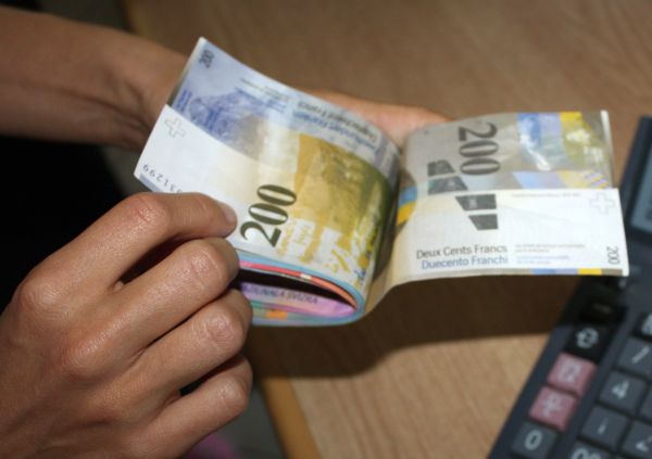 Oferte de conversie a creditelor în CHF, pentru clienţii First Bank