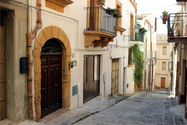 Case la un euro în oraşul italian Sambuca din Sicilia