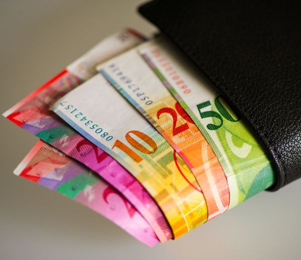 "Raiffeisen Bank a dezinformat clienţii referitor la riscurile reale ale împrumuturilor în CHF"