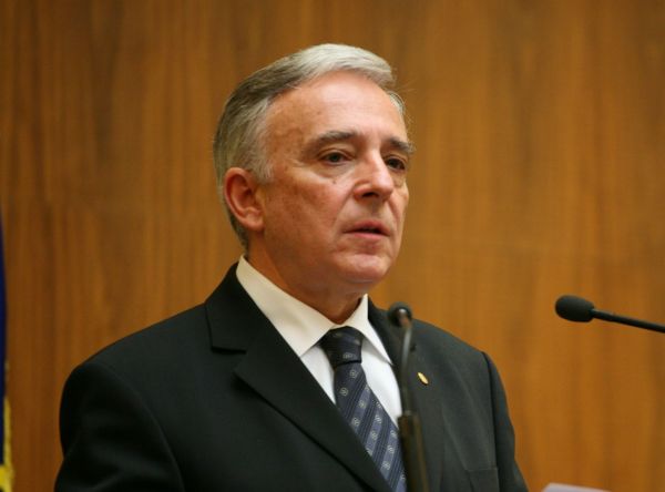 Mugur Isărescu