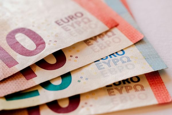 Euro a fost cotat la 4,7555 lei