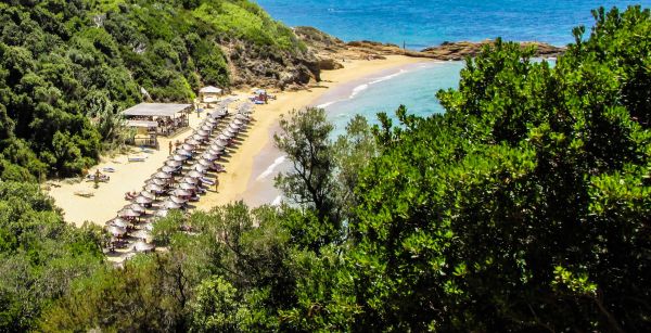 Peste jumătate din vacanţele la plajă se cumpără în ianuarie
