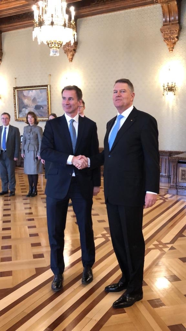 Jeremy Hunt şi Klaus Iohannis (Sursa foto: Twitter)