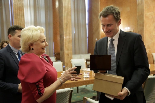 Viorica Dăncilă şi Jeremy Hunt (Sursa foto: Twitter)