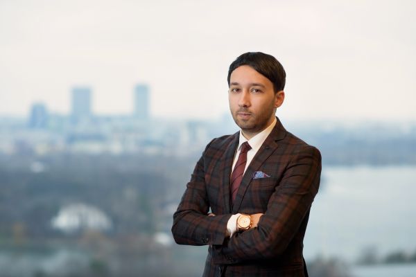 Octavian Pătraşcu este un antreprenor şi angel investor cu o carieră de peste 10 ani în pieţele de capital, tech, fintech şi real estate. A realizat trei exituri de succes, dintre care două pentru branduri globale care activează în pieţele financiare şi unul, ca investitor minoritar în Vector Watch. Este managing partner al Key Way Group şi fondator al TVP Family Office. Comentariile lui pot fi găsite online pe Octavianpatrascu.com.