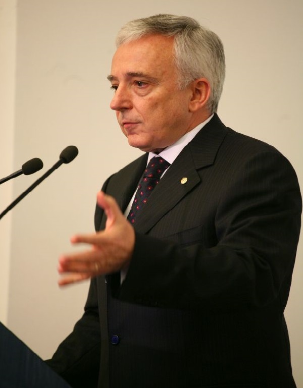 Mugur Isărescu