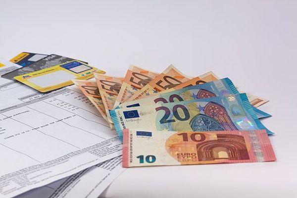 Deputaţii elimină comisioanele excesive pentru plăţi transfrontaliere