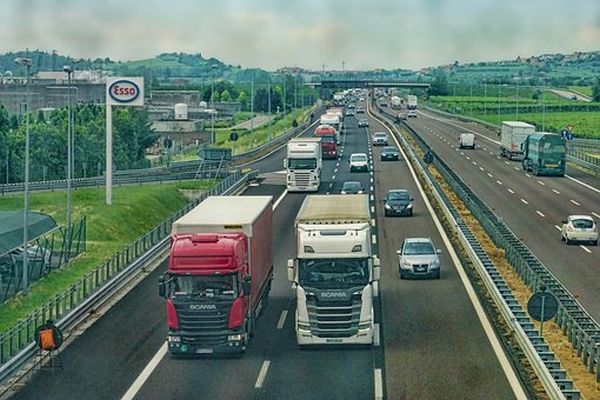 UE anunţă reducerea cu 30% a emisiilor de CO2 pentru noile camioane şi autobuze