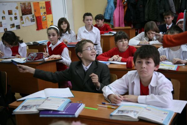 Ministerul Educaţiei caută experţi pentru evaluarea manualelor