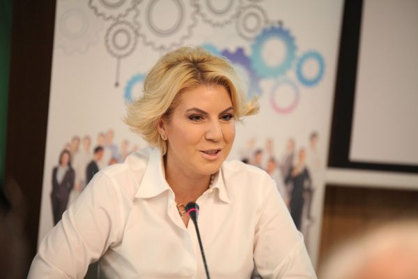 Cristina Chiriac: "Nu este vorba că femeile antreprenor ar avea, neapărat, nevoie de un tratament special sau diferit, dar pur şi simplu, este nevoie de curaj şi de modele de succes, iar succesul nu se măsoară, neapărat, într-o cifră de afaceri foarte mare, ci mă refer aici la modele de longevitate în afaceri, în România".