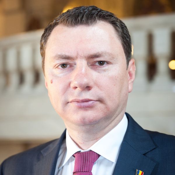 Consilierul prezidenţial Cosmin Marinescu: "Prognozele macroeconomice aflate la baza proiectului de buget pentru 2019 sunt excesiv de optimiste, de unde rezultă o serie de riscuri în planul stabilităţii finanţelor publice".