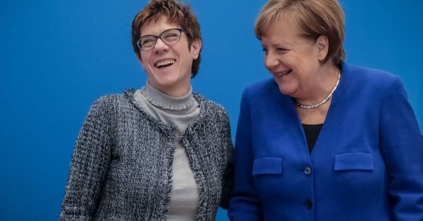 Annegret Kramp-Karrenbauer (stânga) şi Angela Merkel (dreapta), (Sursă foto: Twitter)