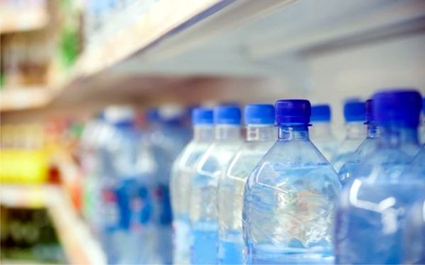 Producătorii anunţă scumpirea apei îmbuteliate