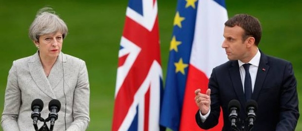 Theresa May şi Emmanuel Macron (Sursa foto: Twitter)