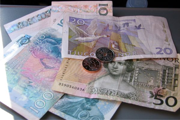Băncile suedeze, posibil să fie obligate să intermedieze tranzacţii cu numerar