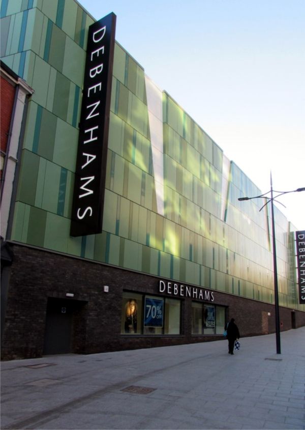 Sports Direct ia în calcul o ofertă pentru preluarea integrală a Debenhams