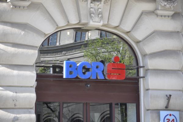 Fitch a revizuit în creştere perspectiva de rating a BCR şi BRD