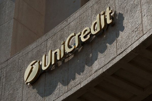 UniCredit pregăteşte o ofertă de preluare a unei participaţii de control la Commerzbank