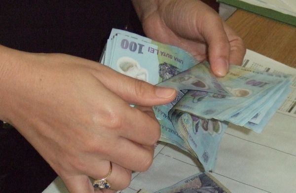 Noua formă a ordonanţei presupune o taxă pe active de 0,4% pe an pentru o bancă ce are o cotă de piaţă mai mare sau egală cu 1% şi de 0,2% pe an pentru o instituţie de credit cu cota de piaţă sub 1%, băncile urmând să raporteze şi să plătească taxa semestrial.