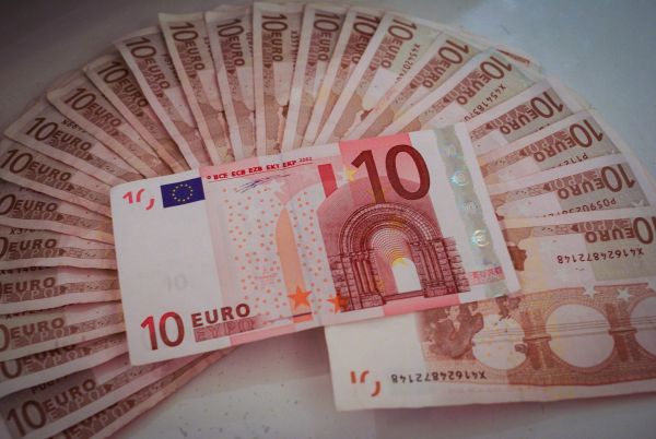 Euro s-a apreciat la 4,7526 lei