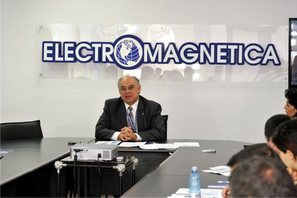 Eugen Scheuşan: "Statul Român nu ar trebui să se ocupe de vânzarea automobilelor, aia este treaba firmelor care le produc, care pot veni cu credite de acasă şi cu alte măsuri indiferent de existenţa programului Rabla, pentru că trebuie să facă ceva ca să-şi vândă produsul", a spus reprezentantul Electromagnetica.