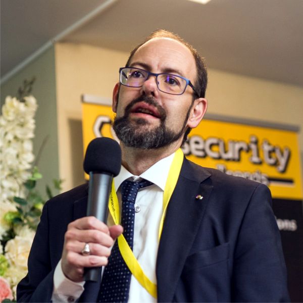 Laurent Chrzanovski: "Cel mai important aspect al noilor servicii de asigurare propuse în Elveţia este abilitatea previzionată pentru indivizi de a obţine (la alegerea lor) o protecţie deplină care să acopere amploarea posibilă a daunelor".