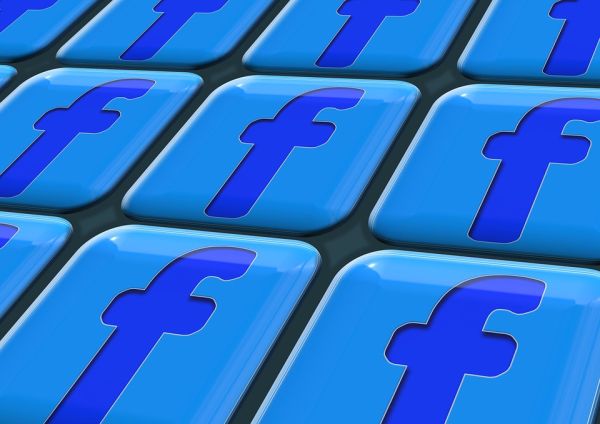 Reţeaua Facebook, acuzată că generează involuntar conţinuturi extremiste