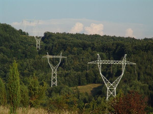 Noua lege din domeniul energetic susţine extinderea infrastructurii de transport al electricităţii 