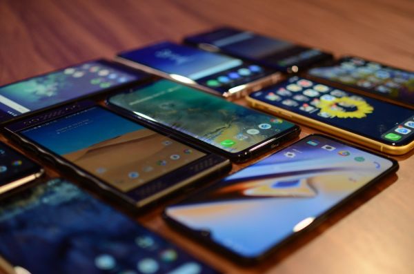 "Piaţa smartphone-urilor s-a contractat cu 2,7%"