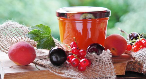 Dulceaţă cu fructe puţine şi chimicale multe