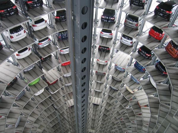 Acţiunile producătorilor asiatici de automobile au scăzut puternic