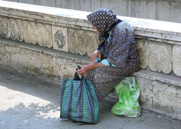 FMI: România, posibil să se confrunte cu scăderea veniturilor săracilor