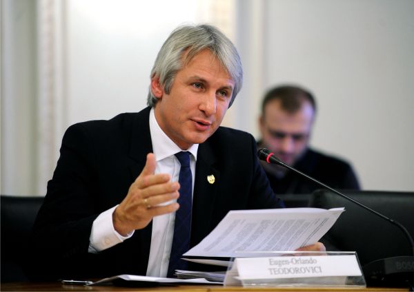 Eugen Teodorovici, ministrul Finanţelor Publice a precizat: "Ar trebui să luăm exemplul altor state membre ale Uniunii Europene. În Franţa, o documentaţie de atribuire se face în 7 ani, iar executarea lucrării se face în 2 ani". 