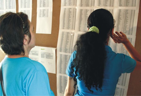 Evaluarea Naţională, 106.838 elevi au obţinut medii peste cinci