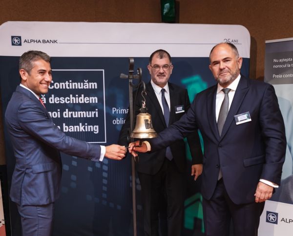 De la stânga la dreapta: Daniel Badea, Managing Partner Cifford Chance Badea (consultanţii Alpha Bank pe partea juridică în acest proiect), Periklis Voulgaris, Vicepreşedinte Executiv Alpha Bank România şi Sergiu Oprescu, Preşedintele Executiv Alpha Bank România.