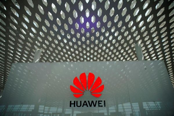 China cere SUA să ridice sancţiunile impuse Huawei