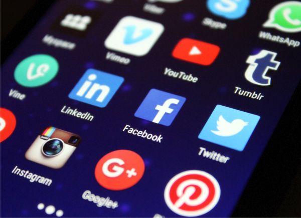 Suntem în topul UE la folosit reţele de socializare