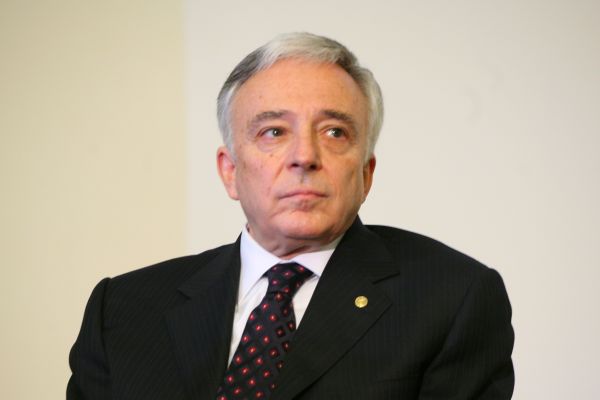 Mugur Isărescu