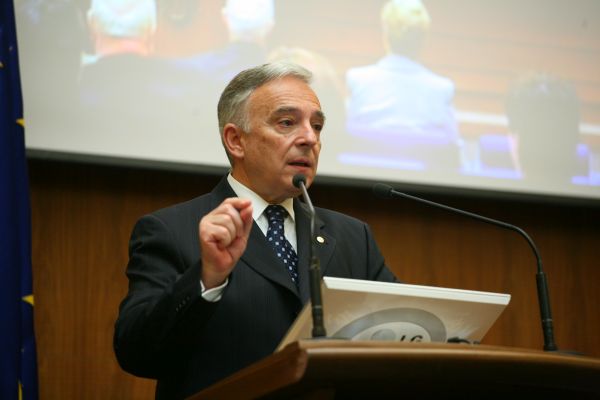 Mugur Isărescu