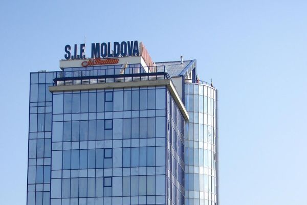 Cum cumpără SIF Moldova, din banii societăţii, acţiuni pe care le dăruieşte conducerii, pe care aceasta le poate vinde mai apoi, la preţ preferenţial, tot societăţii