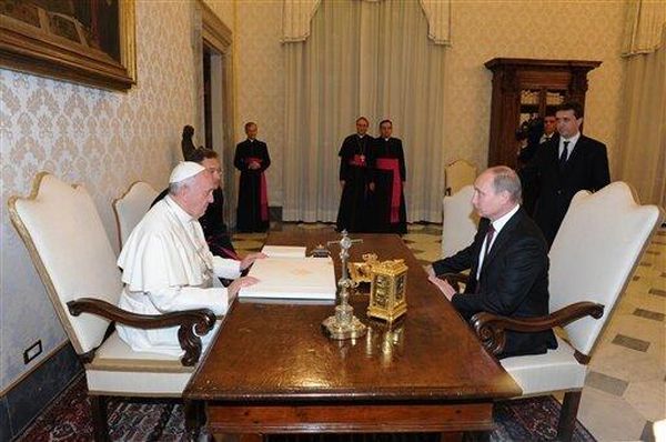 Vladimir Putin şi Papa Francisc (Sursa foto: Twitter)