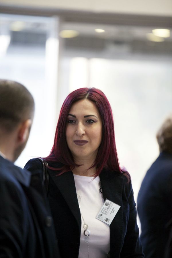 Simona Miloş: "Primăria nu plăteşte RADET, RADET nu plăteşte ELCEN şi intră în lanţ în faliment din cauză că statul nu plăteşte. Această situaţie dovedeşte ce se întâmplă atunci când autorităţile de stat nu îşi achită obligaţiile. Sistemul funcţionează, din păcate, doar invers: când privatul nu plăteşte, a doua zi are conturile blocate. Când statul nu plăteşte, nimeni nu răspunde. Este timpul să se schimbe mentalităţile şi să răspundă şi statul dacă este vinovat".