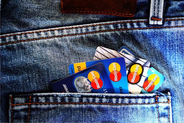 În ciuda creşterii veniturilor, cardurile de credit sunt turate la maxim 